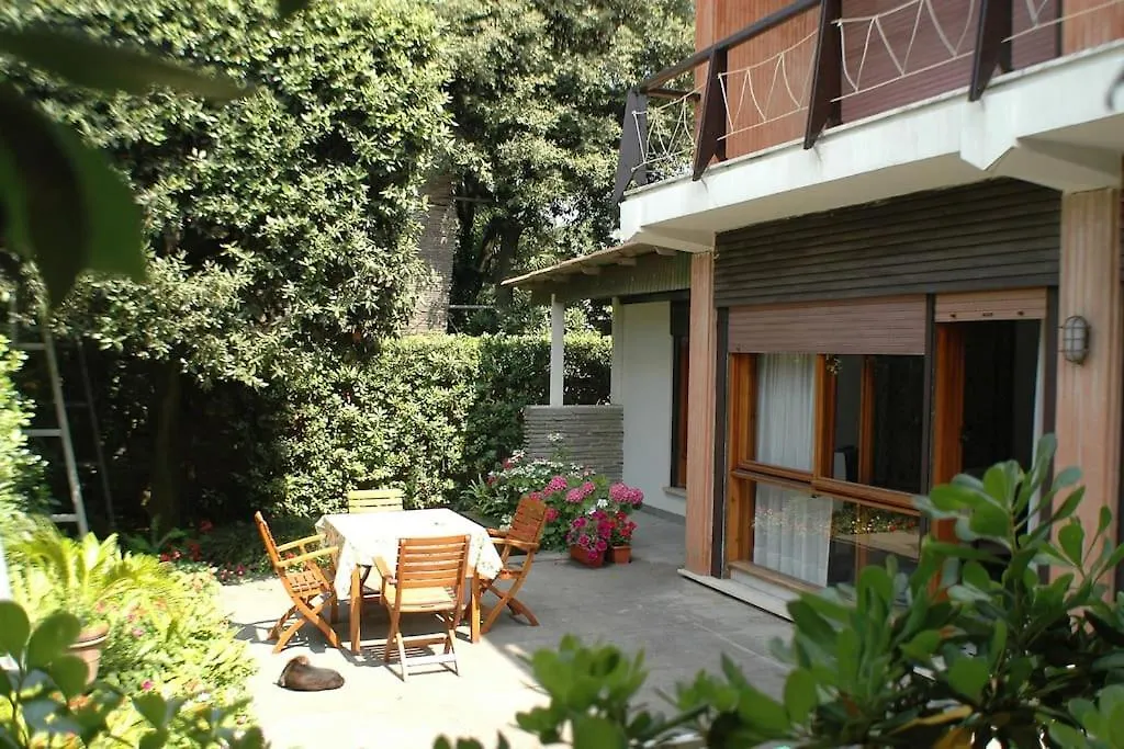 Villa Il Platano Con Giardino Beachfront Forte dei Marmi Italy